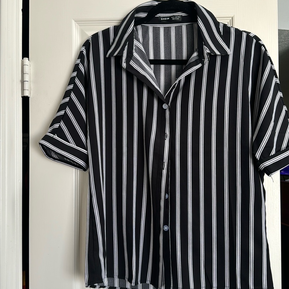 SHEIN - Medium black and white short sleeve blouse. Botton down. MEDIUM
